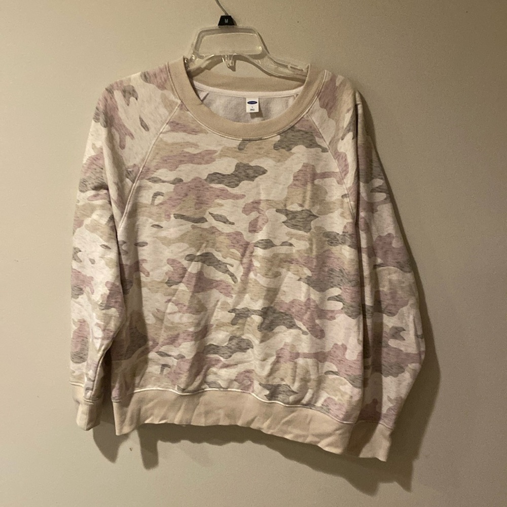 Womens Camo crewneck sweatshirt. Size Large